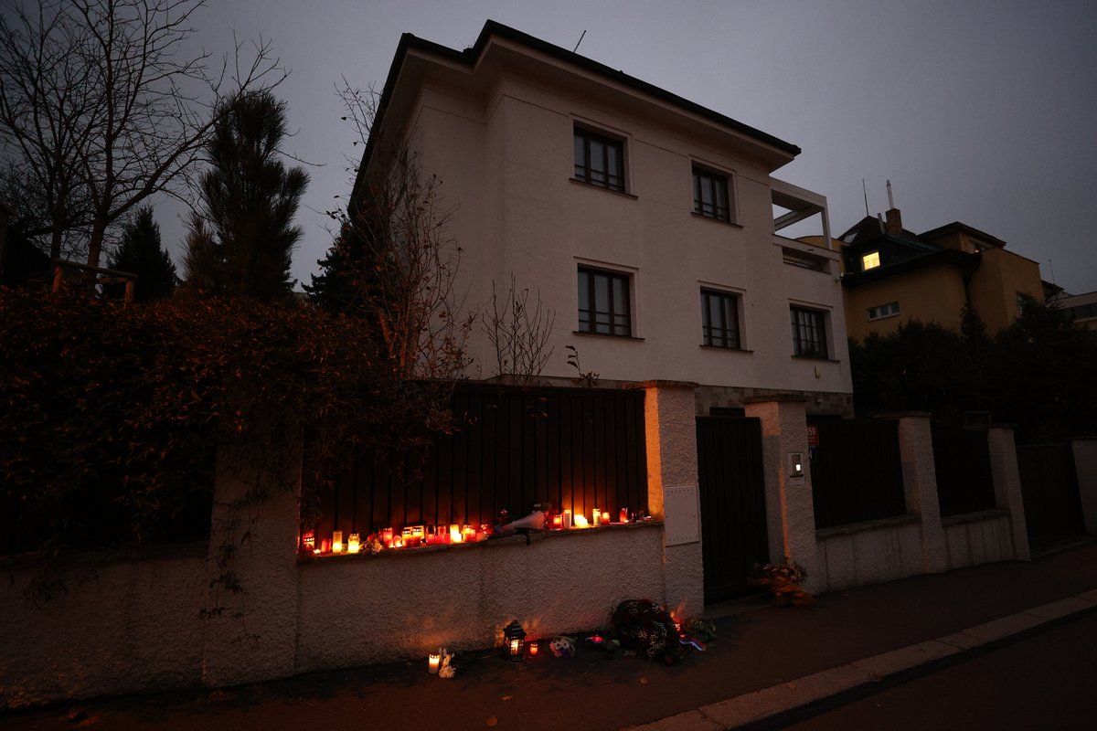 Fanoušci zapalují svíčky před Žbirkovým domem v pražských Strašnicích.