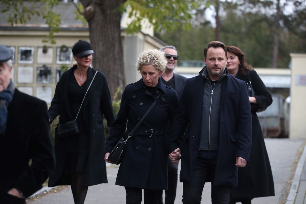 Hosté odcházejí z pohřbu Mira Žbirky.