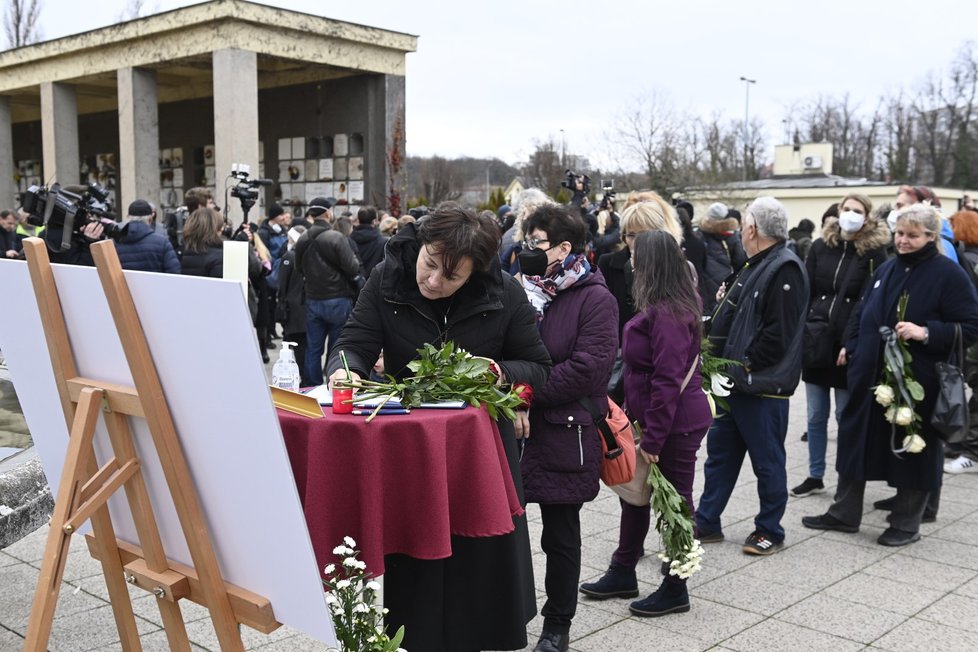 Lidé se podepisují do kondolenční knihy.