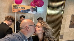 Egyptolog Miroslav Bárta se probojova do Senátu na úkor Marka Hilšera, raduje se i jeho partnerka Olga Menzelová.