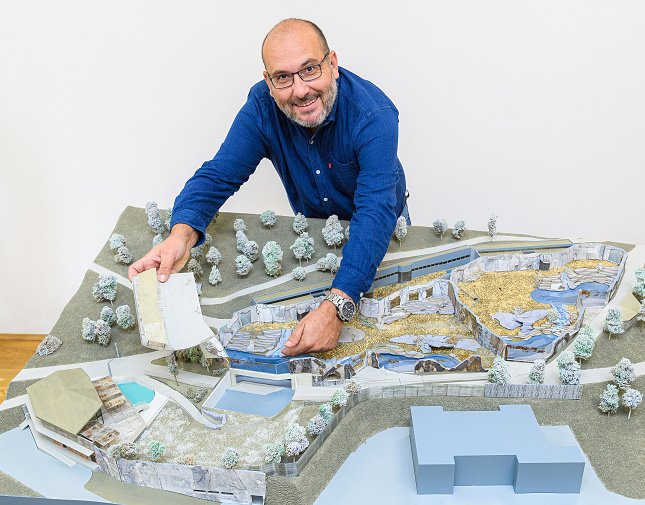 Ředitel pražské zoo Miroslav Bobek u modelu nového pavilonu ledních medvědů