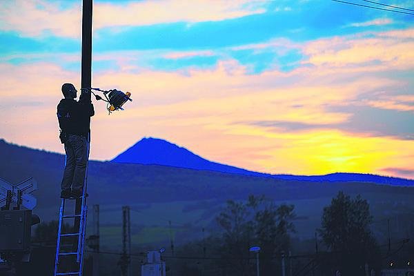 Natáčení není jen o kamerách ale i světlech. A ty osvětlovači vláčejí i na špatně přístupná místa. Seriál se natáčel na mnoha zajímavých lokacích po celé České republice.