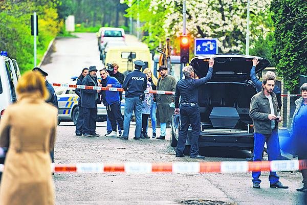 Jen natočit záběry spojené s auty zaberou několik hodin a speciálně školené kameramany.