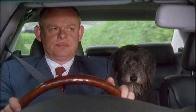 Martin Clunes má v seriálu psa tmavší barvy a volant vpravo.
