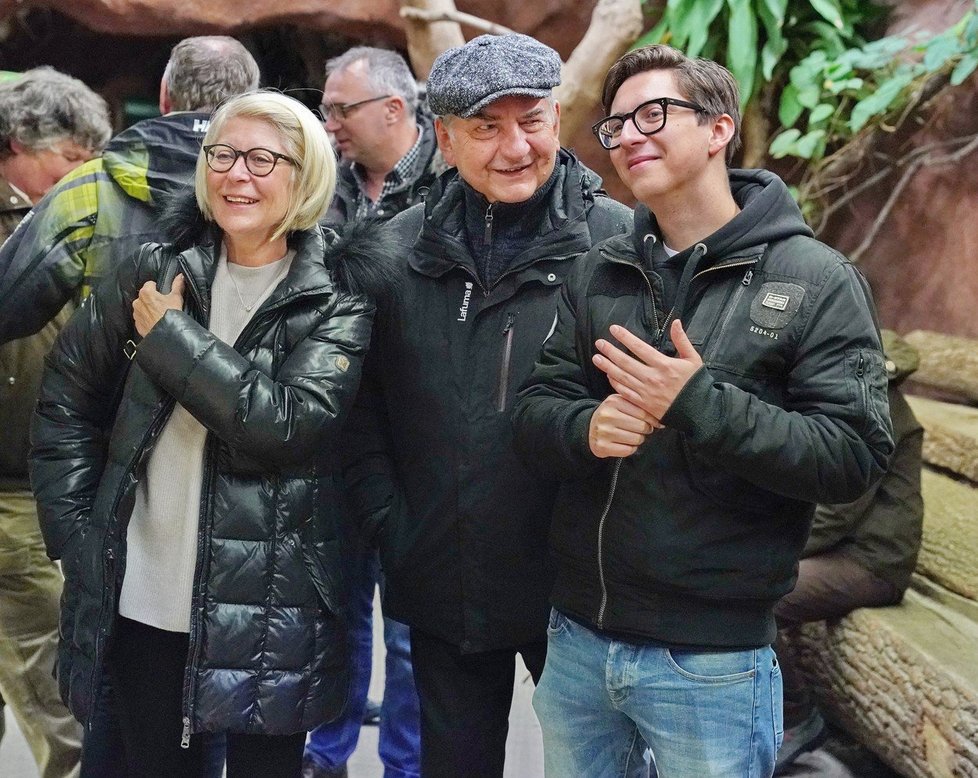 Miroslav Donutil s manželkou a synem Martinem
