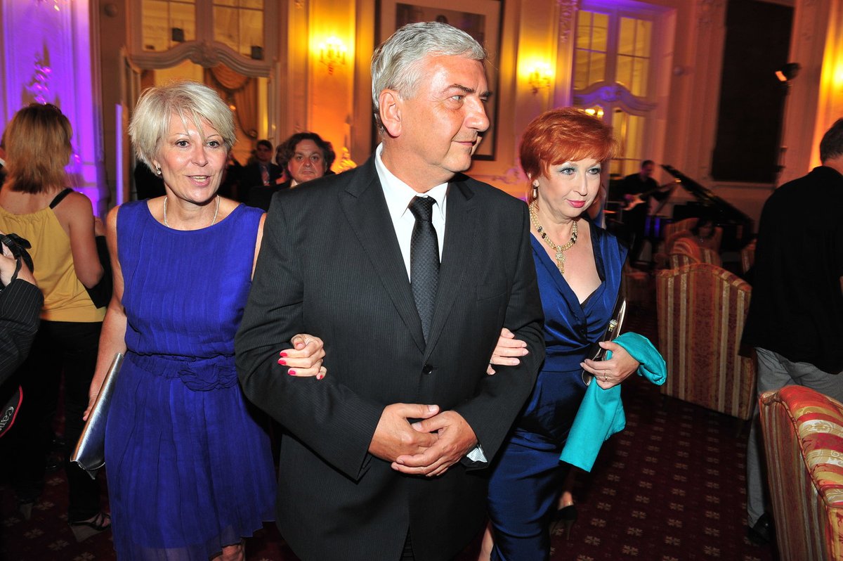 Herce Miroslava Donutila se při příchodu na večírek držely dvě ženy – jeho manželka Zuzana (vlevo) a rodinná přítelkyně.