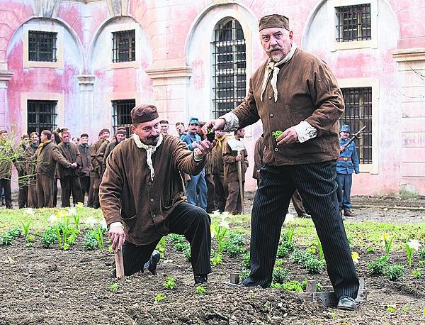 Po boku Ondřeje Vetchého si zahrál prvního ministerského předsedu Karla Kramáře.