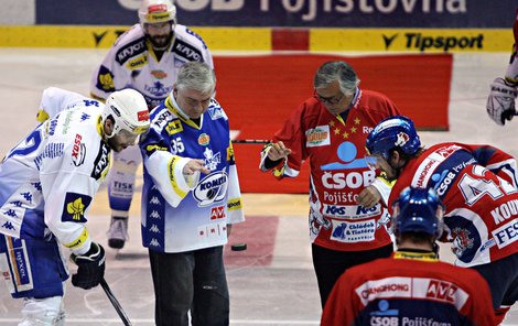 Čestného buly se chopiladvojice hereckých bardů. Komeťák Miroslav Donutil a Pardubák Jiří Bartoška.