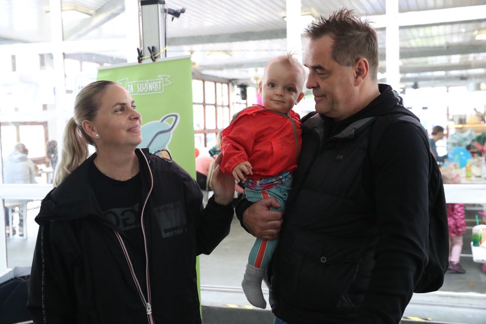 Květen 2019: Miroslav Etzler se synem Samuelem a přítelkyní Helenou.