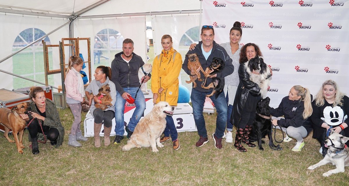 Den pro psa: Lenka Zahradnická, Alice Bendová a Michal Topol. Ivana Jirešová, Miroslav Etzler, Mahulena Bočanová, Ester Kočičková a zpěvačka Dannie Ella