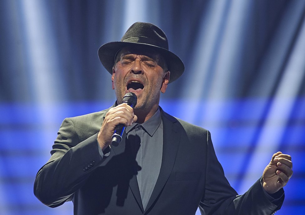 Miroslav Etzler jako Leonard Cohen v Tvoje tvář má známý hlas