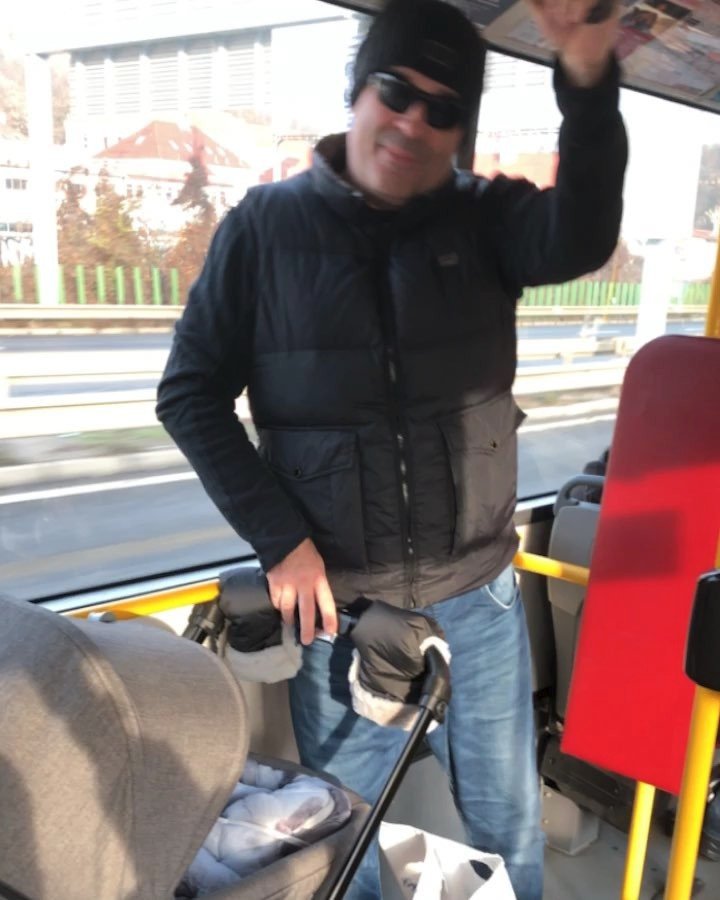 Miroslav Etzler hopsá v autobuse...