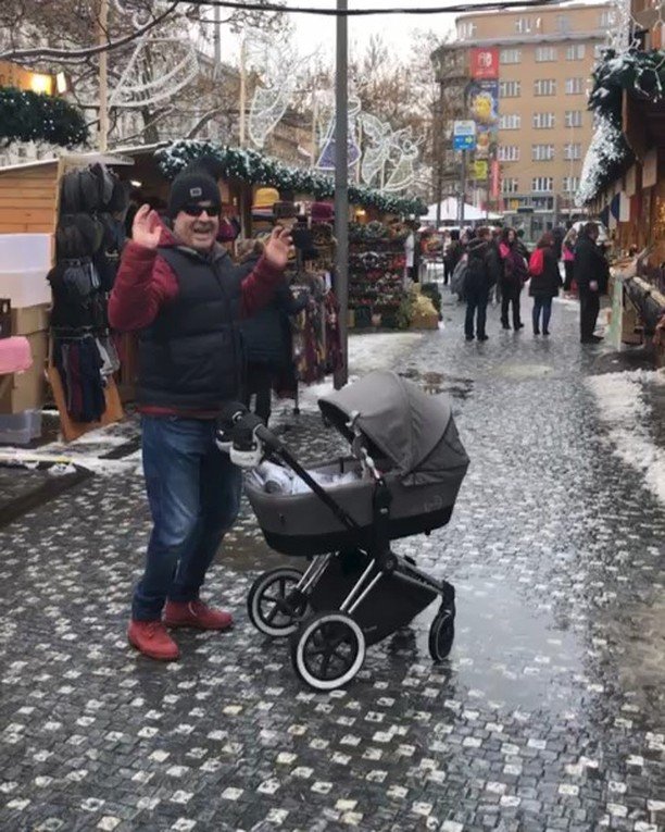 Miroslav Etzler hopsá na vánočních trzích...