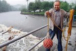 Miroslav Fousek z Dráchova na Táborsku ukazuje speciální zařízení, kterým pomáhá topícím se vodákům