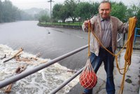 Rybář zachraňuje vodáky míčem na laně