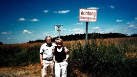 S manželkou na místě, kde v roce 1953 ilegálně přešel hranici z Československa do Rakouska.