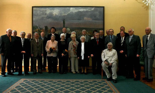 Na společné fotografii s bývalými politickými vězni.