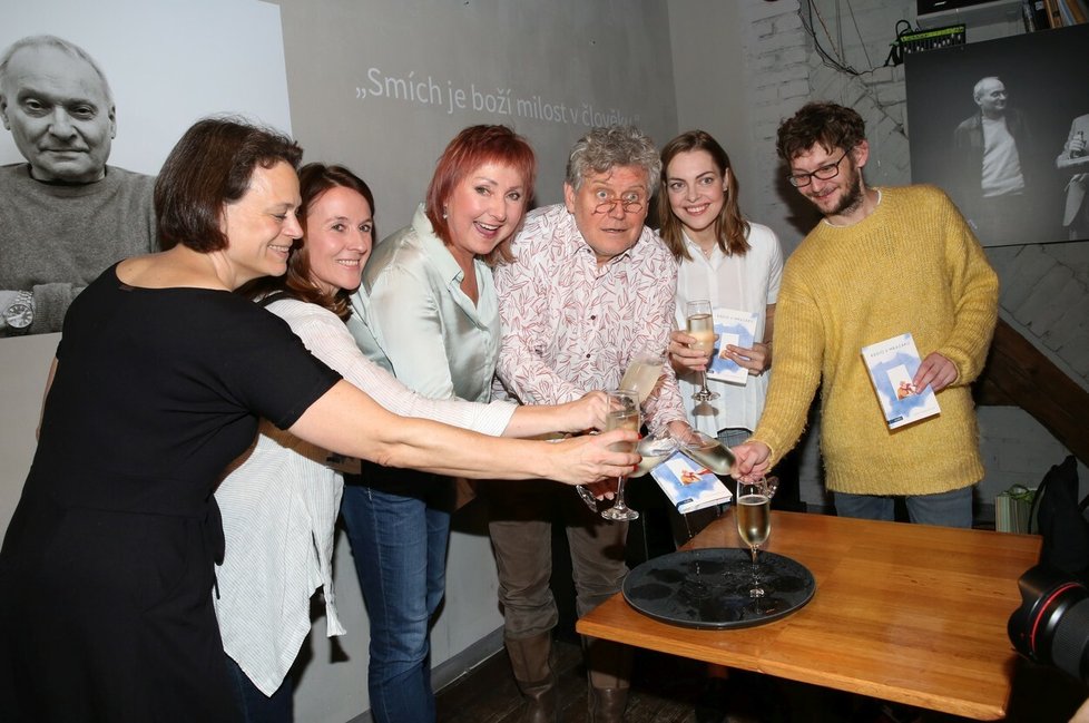 Jana Hanušová napsala novou knihu Radio v mrazáku a s rodinou a přáteli ji pokřtili. 