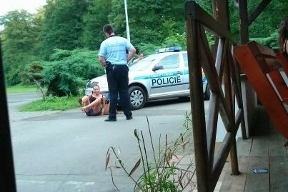 Než aby ji od piva odtáhli, Bittóvá si raději lehla před policejní vůz a začala válet sudy.