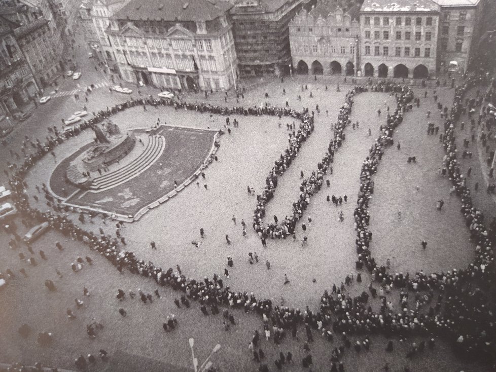 Had lidí na Staroměstském náměstí, kteří přišli vyjádřit úctu Janu Palachovi