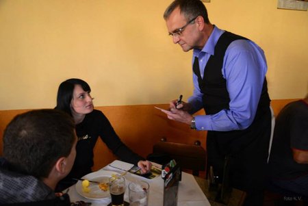 Miroslav Kalousek den před volbami obsluhoval voliče v jedné kutnohorské restauraci.