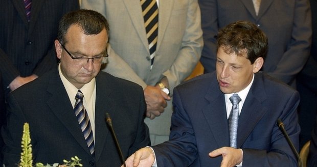 Miroslav Kalousek a tehdejší premiér Stanislav Gross v roce 2004, kdy podepsali koaliční smlouvu