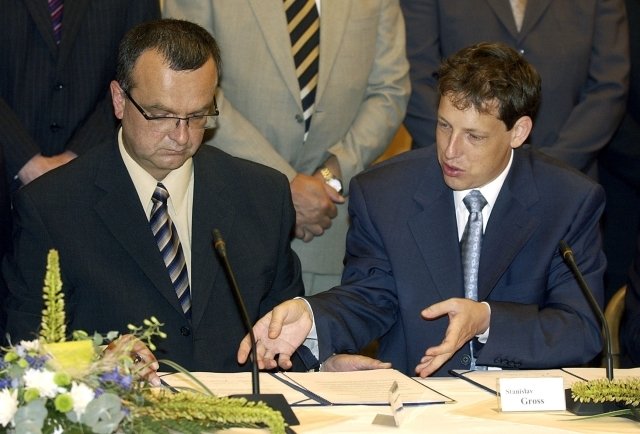 Miroslav Kalousek a tehdejší premiér Stanislav Gross v roce 2004, kdy podepsali koaliční smlouvu
