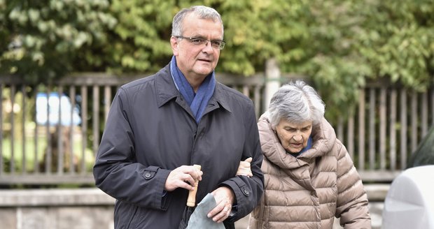 Miroslav Kalousek (TOP 09) vyrazil ke krajským volbám s maminkou.