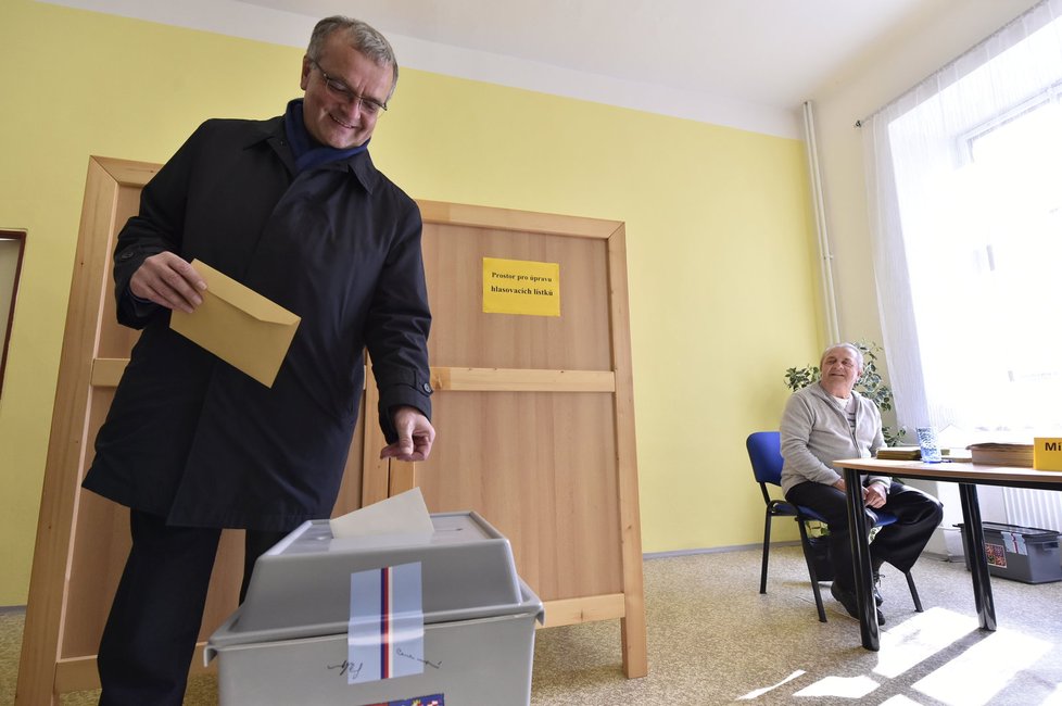 Miroslav Kalousek (TOP 09) odvolil v krajských i senátních volbách v Bechyni na Táborsku