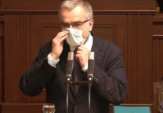 Kalouska pozlobila ve Sněmovně na závěr jednání rouška, padala mu z nosu (24. 3. 2020).