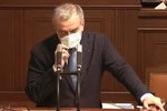 Miroslav Kalousek (TOP 09) a jeho potíže s dýcháním v roušce během mimořádného jednání Sněmovny ke koronaviru (24.3.2020)