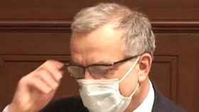 Miroslav Kalousek (TOP 09) řešil potíže s dýcháním a rouškou, zamlžené brýle ve Sněmovně odložil (23.4.2020)