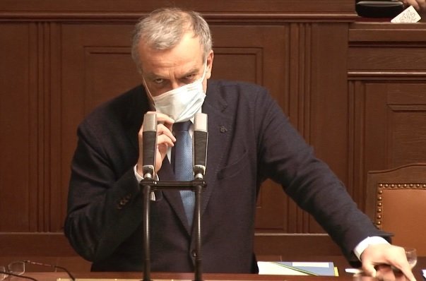 Miroslav Kalousek (TOP 09) a jeho potíže s dýcháním v roušce během mimořádného jednání Sněmovny ke koronaviru (24.3.2020)