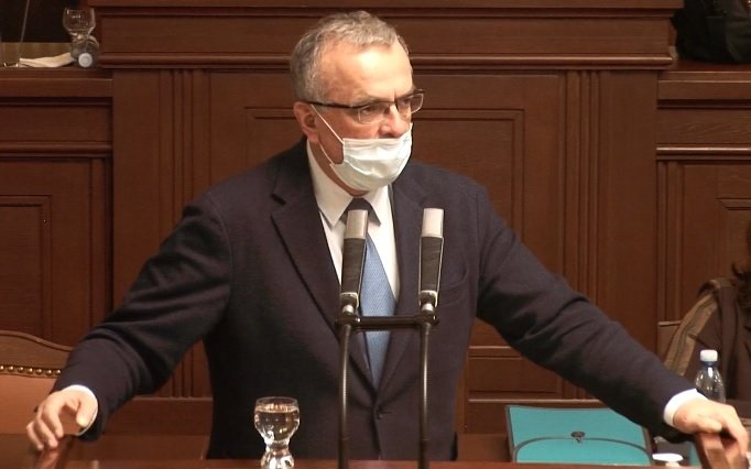 Kalouska pozlobila ve Sněmovně na závěr jednání rouška, padala mu z nosu (24.3.2020)