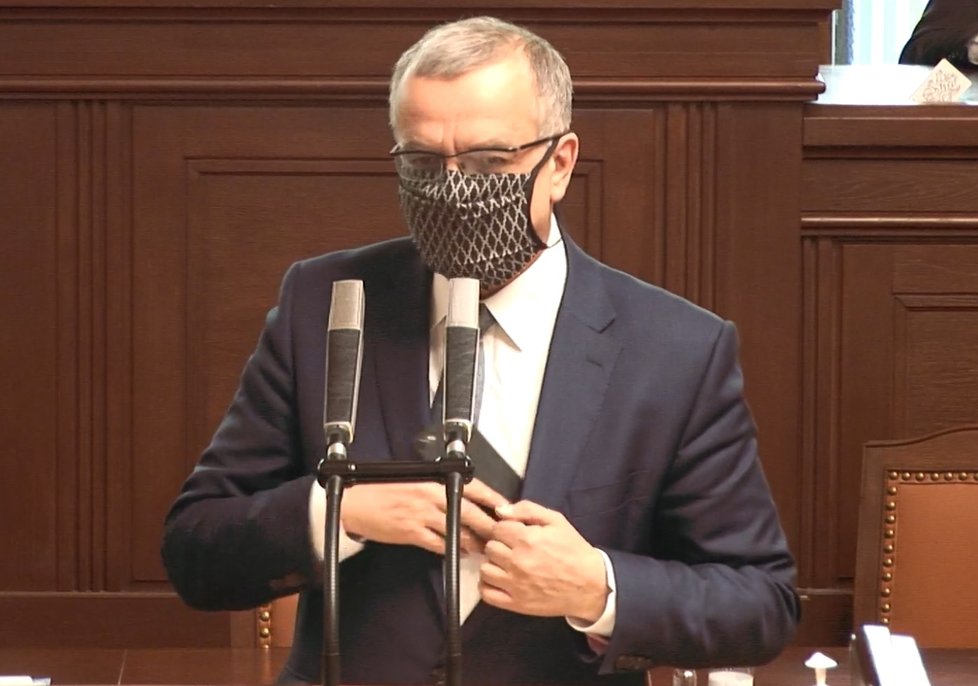Sněmovna o koronaviru: Kalouska opět pozlobil telefon. Mluvil o rozšířených kompetencích ČNB (8. 4. 2020).