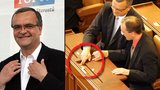 Kalousek bavil Sněmovnu: Při hlasování o restitucích zlomil kartičku