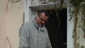 2006: Miroslav Kalousek připravuje pytle s pískem při povodni
