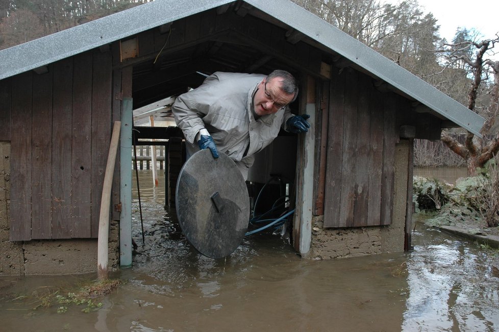 Povodně 2006: S Velkou vodou se potýkal i Miroslav Kalousek na své chatě v Bechyni