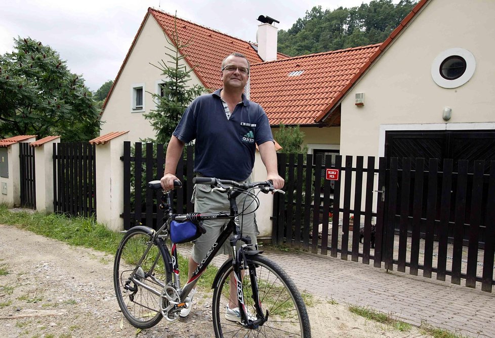 2005: Miroslav Kalousek vyráží ze své chatu v Bechyni na Táborsku na kolo