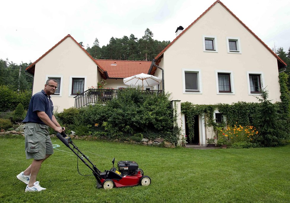 2005: Zahradník Kalousek se stará o trávník před chalupou v Bechyni.