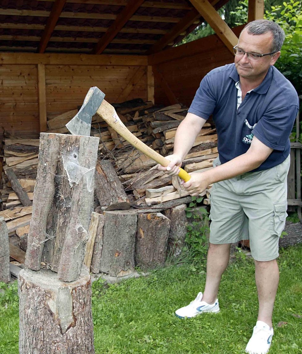 2005: Chatař Miroslav Kalousek připravuje dřevo