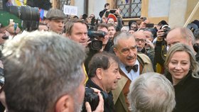 Tlačenice během protestu na podporu Tibetu: Uprostřed Schwarzenberg, Žantovský, Martin Bursík a Kateřina Jacques Bursíková