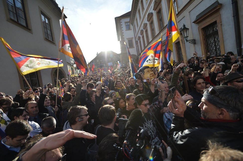 Tlačenice během protestu na podporu Tibetu