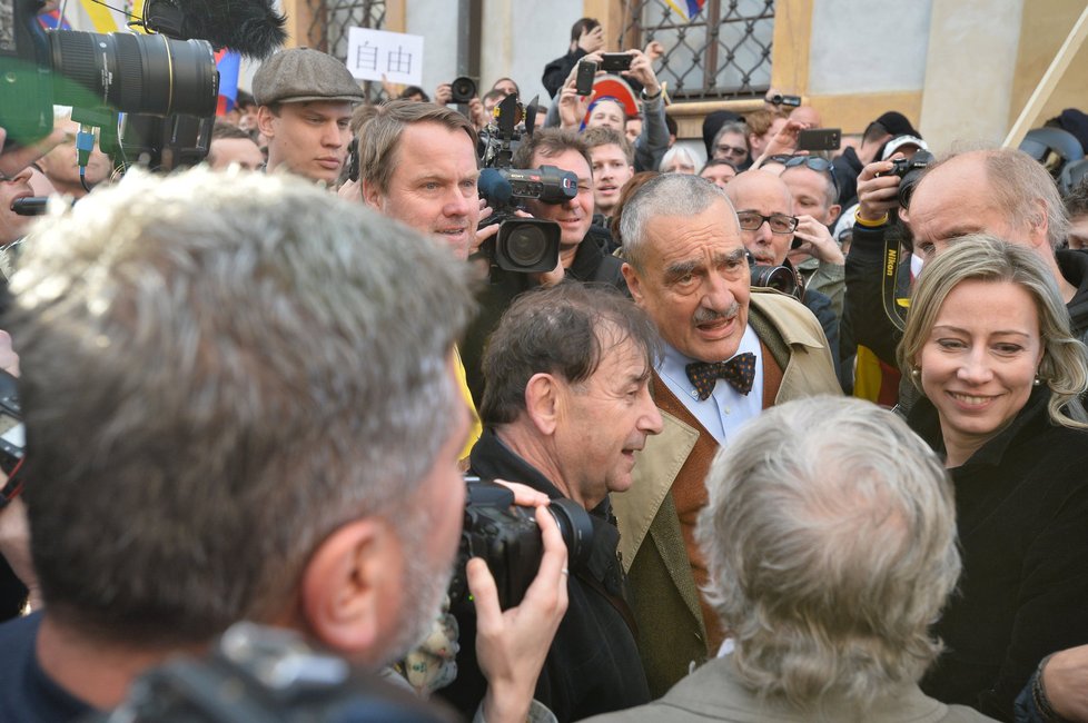 Michael Kocáb byl spolu s Karlem Schwarzenbergem, Michaelem Žantovským, Kateřinou Jacques a dalšími v průvodu, který mířil na demonstraci na Hradčanské náměstí.