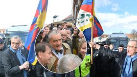 Miroslav Kalousek s vlajkou Tibetu u policejního kordonu, Karel Schwarzenberg v davu