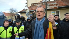 Miroslav Kalousek během protestu na podporu Tibetu a návštěvy čínského prezidenta v Praze