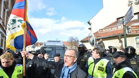 Miroslav Kalousek během protestu na podporu Tibetu a návštěvy čínského prezidenta v Praze