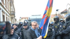 Miroslav Kalousek během protestu na podporu Tibetu a návštěvy čínského prezidenta v Praze