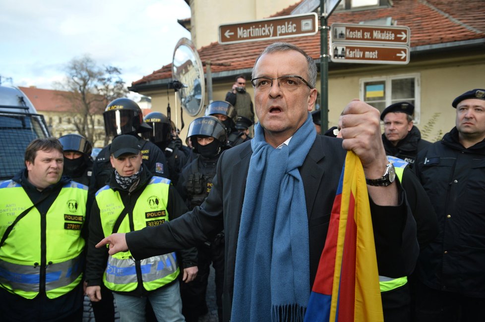 Miroslav Kalousek během protestu na podporu Tibetu při návštěvě čínského prezidenta v Praze