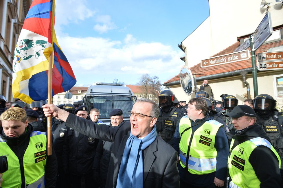 Miroslav Kalousek během protestu na podporu Tibetu při návštěvě čínského prezidenta v Praze